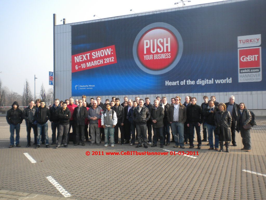 Groepsfoto CeBIT bus Hannover reizigers dinsdag 01 maart 2011